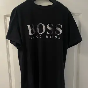 Hugo Boss T-Shirt (svart). Storlek M (passar de som har M-L). Bra skick. Hör av dig frågor.