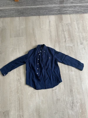 Ralph lauren skjorta - Säljer min gamla Ralph lauren skjorta i stl jr M(10-12 år) då den är för liten. I fint skick använd ett fåtal gånger.  Mvh Albin 