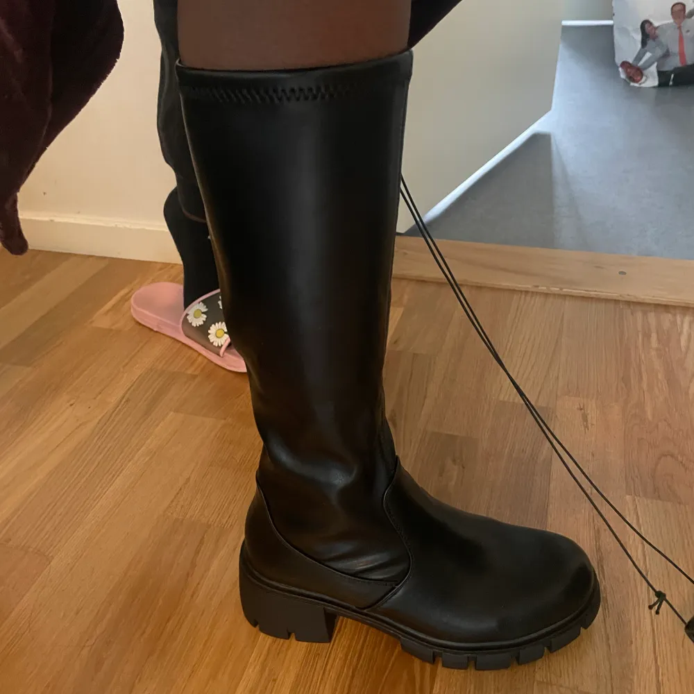 Helt sprillans nya oanvända svarta boots, säljs pågrund av fel storlek. De är rätt i storlek och väldigt bekväma. . Skor.