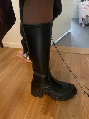 Svarta boots - Helt sprillans nya oanvända svarta boots, säljs pågrund av fel storlek. De är rätt i storlek och väldigt bekväma. 