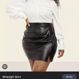 Säljer en Midnight skirt limited edition Bianca x Nelly i storlek Medium. Prislappen sitter kvar så därmed het oanvänd då den ej kommit till användning.