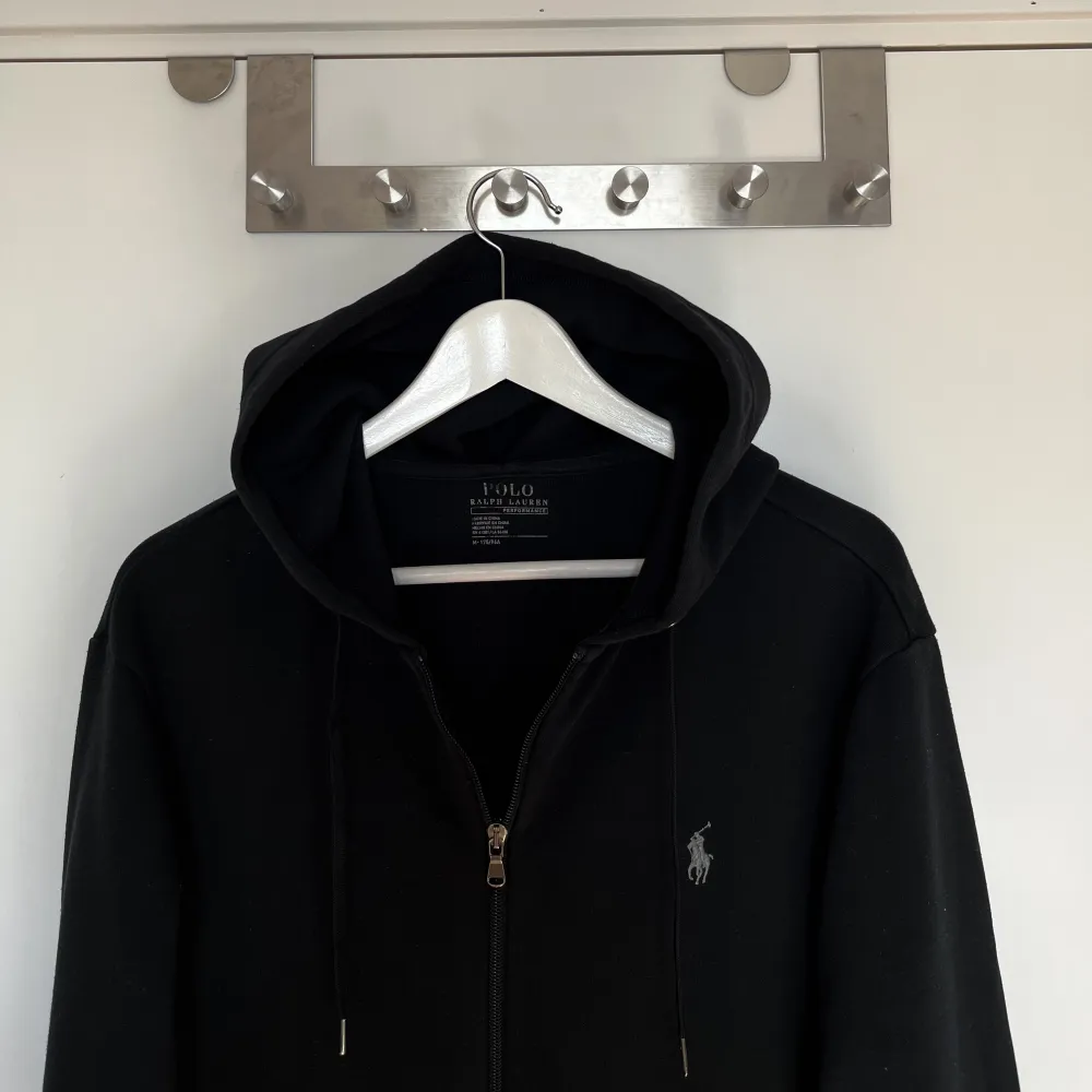Ralph Lauren Black Performance Hoodie. Size M. In very good condition without defects. Very comfortable and cool looking. Retail price is around 1800 kr. Write for more questions and dimensions🖤. Tröjor & Koftor.