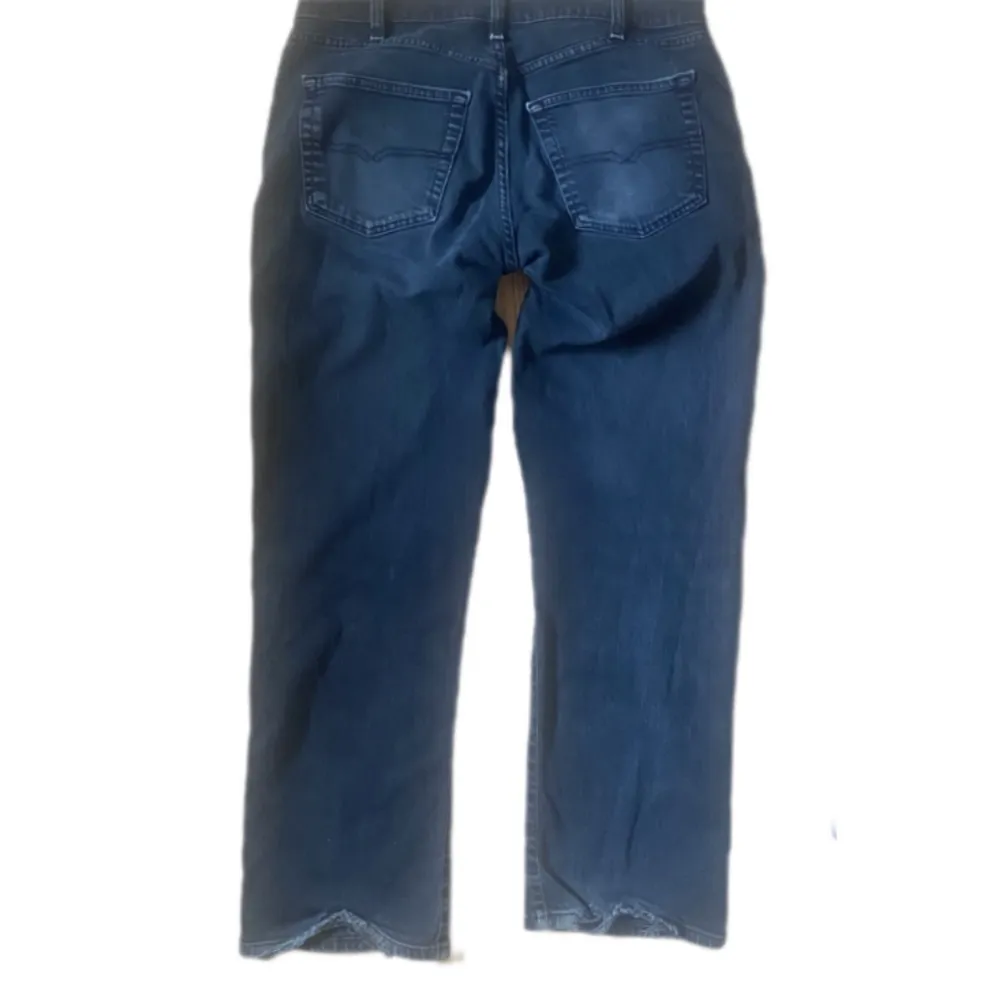 Low waisted straight leg jeans. Står ingen storlek men skulle gissa på 38/40 ungefär. Skorv gärna för frågor☺️. Jeans & Byxor.