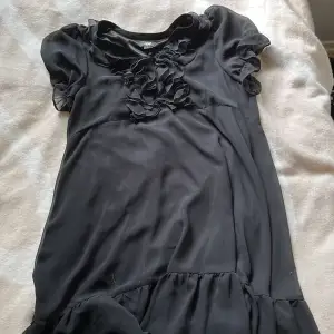 En svart snygg klänning ifrån H&M som inte säljs längre. Aldrig använd då den inte är min stil men väldigt fin. 🩷