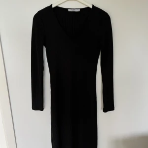 KLÄNNING - Svart klänning från NA-KD I fint skick. Strl S🤍