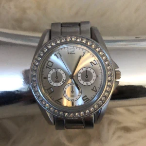 Snygg klocka säljes - Säljer denna skitsnygga klocka i stainless steel från Glitter  ( nytt batteri behövs) 