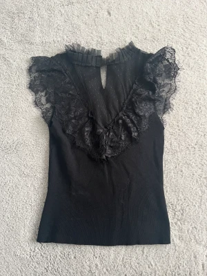 Svart topp - Säljer denna super snygga svarta topp från SHEIN som inte kommer till användning😘Skriv till mig om du vill köpa och tryck inte på köp nu!!