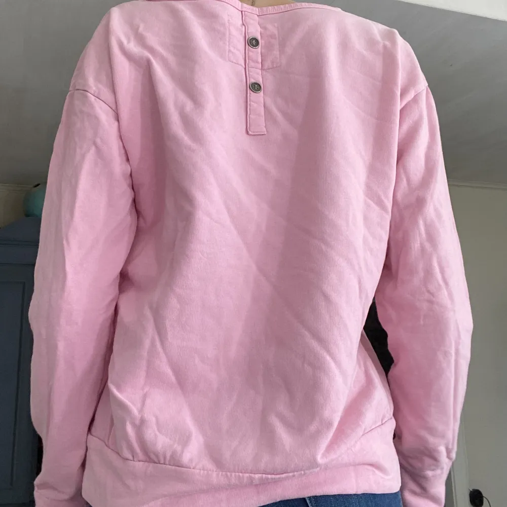 En rosa sweatshirt med en snygg knappdetalj där bak från märket N1873 sweden🥰❤️skriv för fler bilder eller frågor. Tröjor & Koftor.