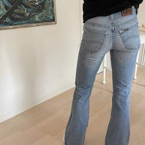 Snygga Lågmidjade jeans från lee☺️ Sparsamt använda och har inga defekter! Midja: 81 cm, innerbenslängd: 85 cm