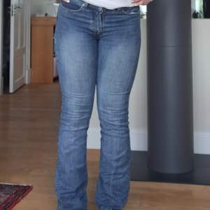 Skupersköna och retro bootcut jeans från veromoda❣️ Lågmidjade❤️Använda en del men i bra skick💕💕 Sitter perfekt på mig som är 1,75💓
