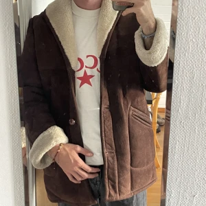 Vinterjacka i mocca - En liten längre jacka, kort rock typ. Väldigt varm