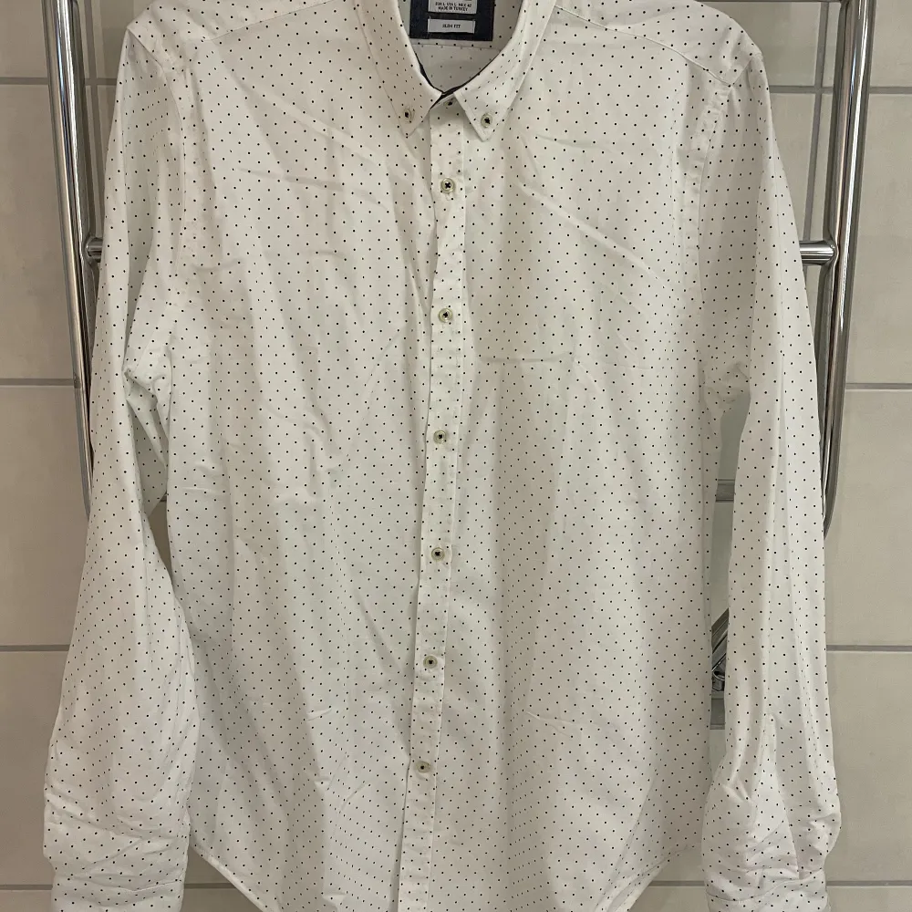 Prickig vit skjorta från Zara. Slim fit storlek large. Fint skick. Skjortor.