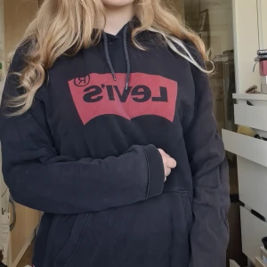 Levi's hoodie - Stl M, ganska liten i storlek. Tecken på användning men är fortfarande fin och hel. Säljs billigt för vill bli av med plagget helt enkelt:)