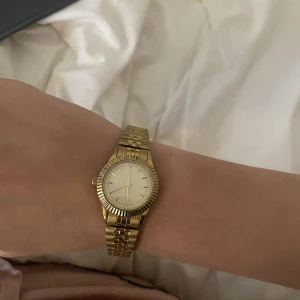 Klocka - Säljer denna jätte fina guld klocka. Säljer eftersom att jag nu använder silver smycken. Jätte fint skick, priset kan diskuteras❤️