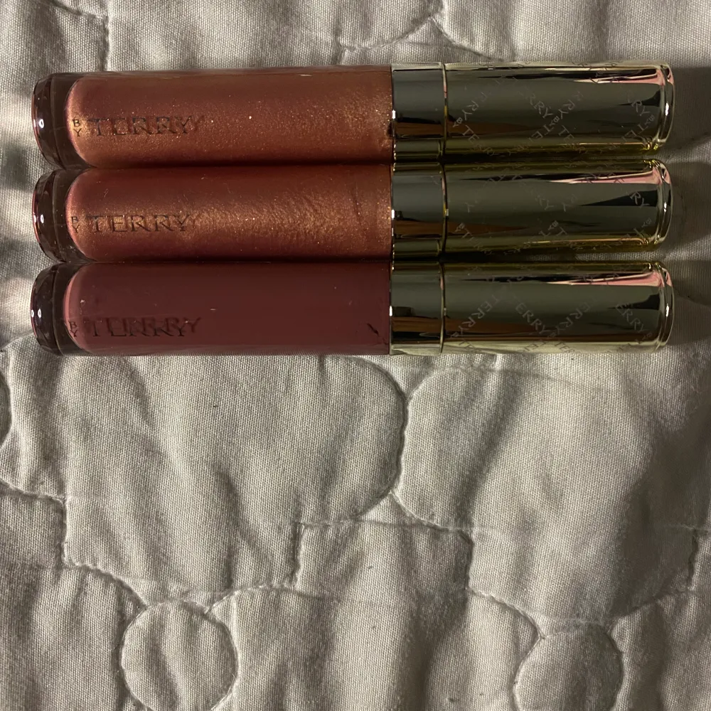 Helt nya lipglosses från By Terry . Färgerna 3-gold digger, 9-bitten splash. Nypris ca. 400kr 1 för 70 alla 3 för 190. Övrigt.