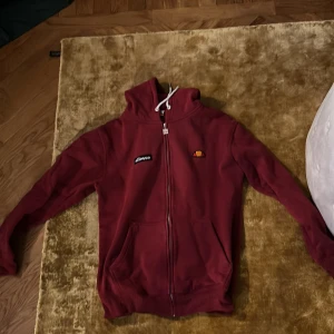 Ellesse tröja - 9/10 bra skick inga konstigheter detta är en tröja till tjejer size M