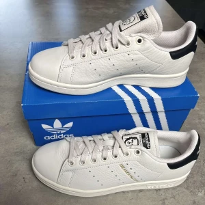 Stan Smith x Sneakersnstuff - Helt nya jätte snygga skor från Stan Smith x Sneakersnstuff. Dem är aldrig använda och är köpta för 1600kr och säljs upp till 10 000kr på återförsäljnings sidor som t.ex stockx. Säljer dem då jag köpte fel storlek. Kartong och prislapp finns. 