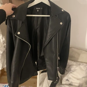 Skinnjacka  - Säljer min skinnjacka från missguided, knappt använd. Modellen är oversized💗 pris går att diskuteras