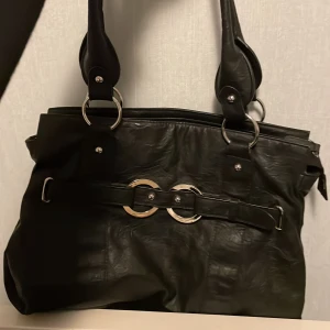 Väska - Säljer denna! Den ör i jättebra sick klicka på köp nu. Säljer för 245 men pris kan diskuteras💗