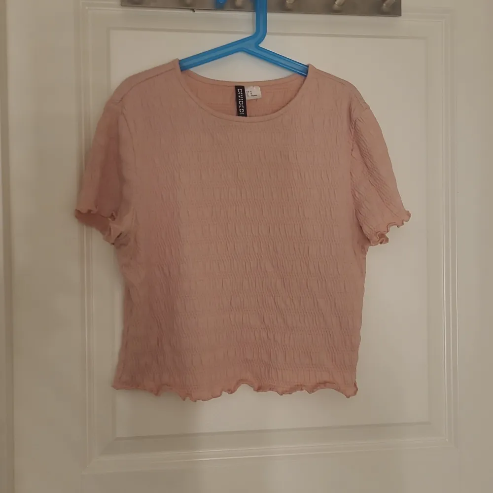 En rosa t-shirt, aldrig använt och köpt på h&m. T-shirts.