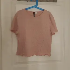 En rosa t-shirt, aldrig använt och köpt på h&m