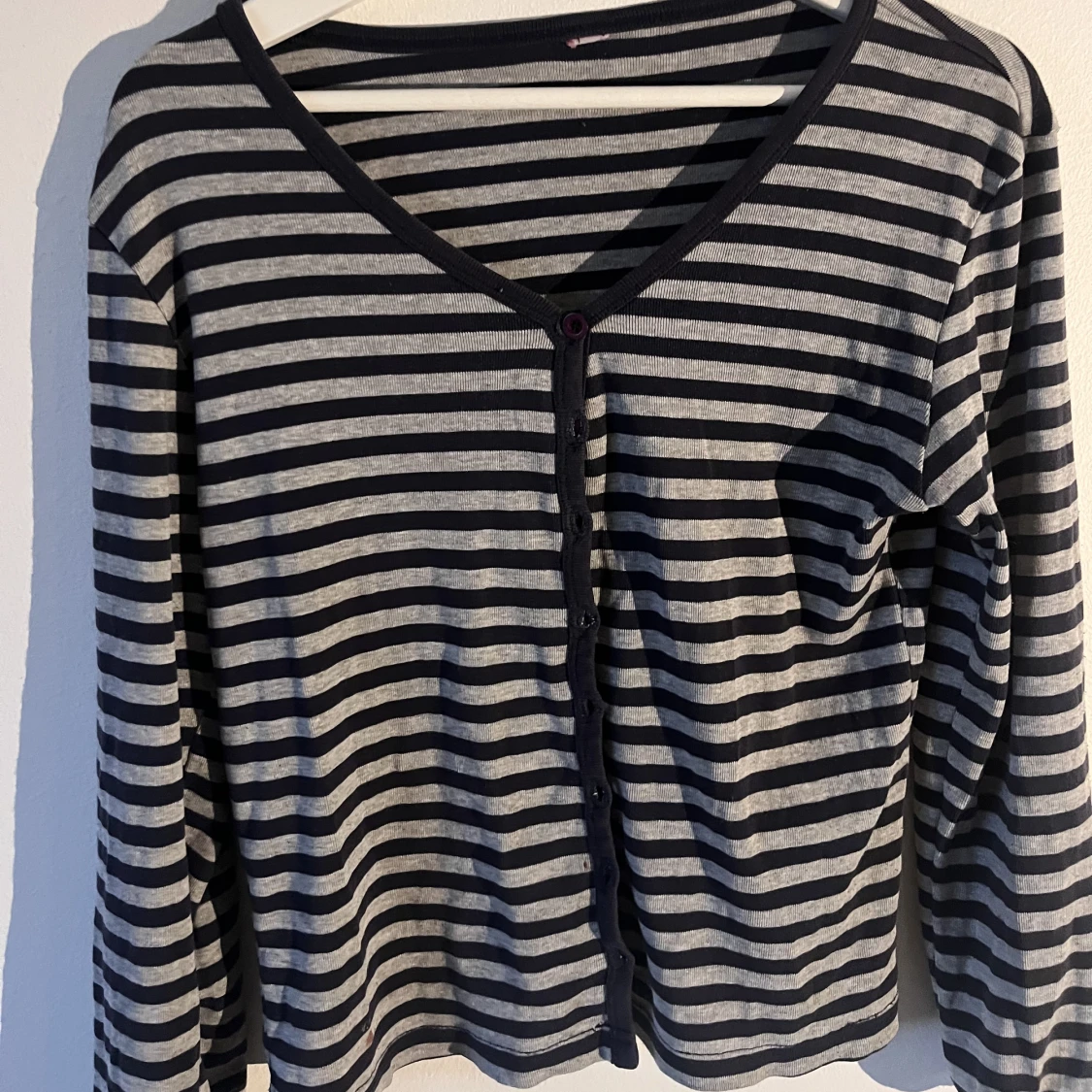 Grå kofta med mörk blåa linjer