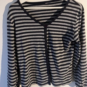 Grå kofta med mörk blåa linjer - En grå kofta med mörk blåa linjer💓 vet inte vad märket är, köpt second hand💕 vet inte storlek heller men sitter som M/S