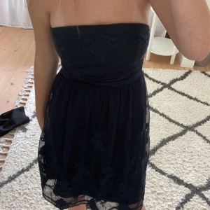 Blå klänning - Köpte denna fina klänningen från sellpy men den va lite för liten för mig, enbart testad! Lappen från sellpy sitter kvar! Storlek 34/Xs. Priset går att diskutera 💕