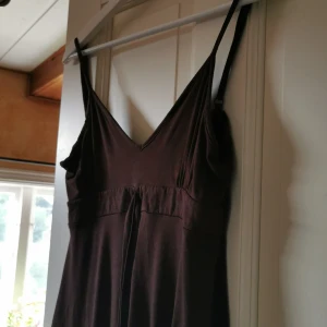 Sött linne - Sött linne, asymmetriskt. Passar S-M. Man kan även ställa in banden. Priset kan diskuteras! 