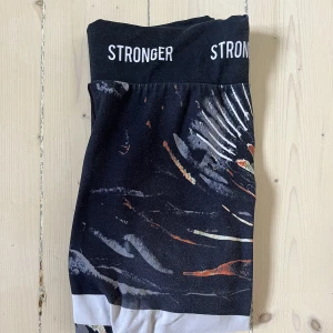 Stronger träningsbyxor - Jätte fina stronger byxor i bra skick! Säljs då dom inte används längre😊(ursprungs pris 700). 