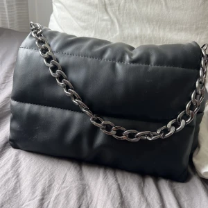 Väska - En snygg och rymlig väska. Vet tyvärr inte vart den är köpt 