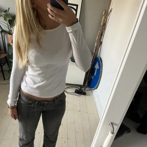 Basic tröja - En fin basic långärmad. Säljs då den är lite för liten för mig❤️