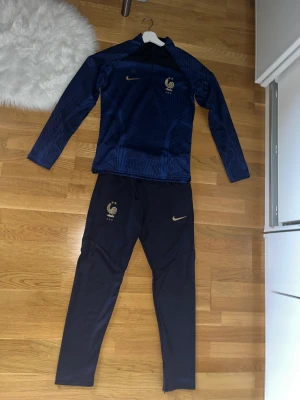 Frankrike Dress - Använd enstaka gånger. Bra skick. Kan köpas enskilda.