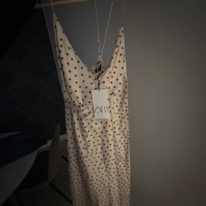 Zara klänning!  - Aldrig använd. Från Zara, så fin klänning! 