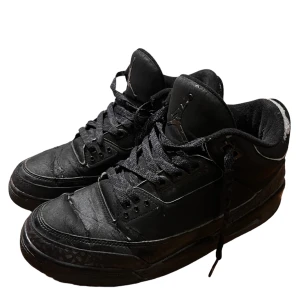 Jordan 3 retro black cats - Old ass jordans 3 retro black cat Släpptes 2007 Rare Lite beat pga åldern Finns fortfarande liv i dom❤️