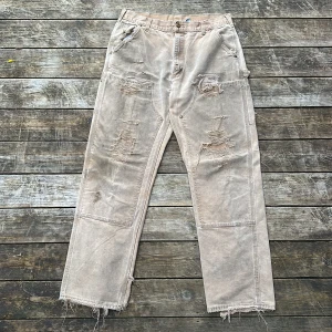 Vintage 90s Carhartt Dubble Knee byxor - Säljer nu mina äkta Vintage 90s Carhartt Dubble Knee byxor , köpta på en vintage butik i Göteborg, kvitto finns!, storleken är stor man om du kör bälte är det inga problem, känner att dom inte kommer till någon användning så därför jag säljer!
