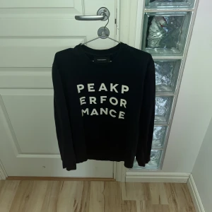 PeakPerformance Sweatshirt  - Mörkblå, bra skick, knappt använd