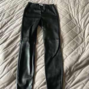 Skinnbyxor  - Använda ett fåtal gånger, fakeskinn, tajta, lite ”fortare på insidan perfekt på vintern, högre midja