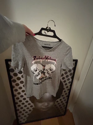 Zadig Voltaire  - Zadig Voltaire t shitt som är så fin och unik nypris: 1200kr mitt pris 500 knappt använt!🤍