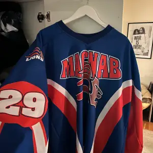 Hockey tröja köpt från asos marketplace, second hand. Använd som en sportig klänning. Unikt snyggt plagg
