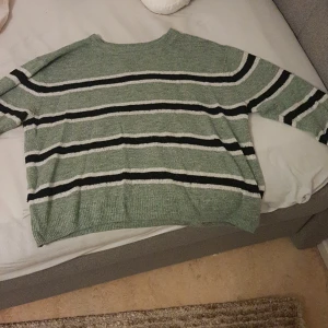 Randig tröja - Den är en randig stikad tröja i bra skick 