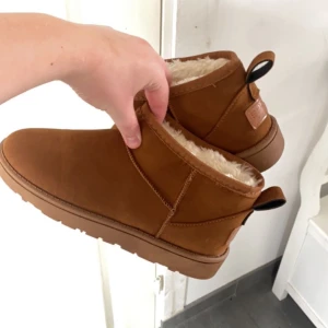 Uggs - Sprillans nya! Aldrig använda då de är strl 39 men skulle verkligen säga att de passar någon med strl 37/38 ❤️inte äkta