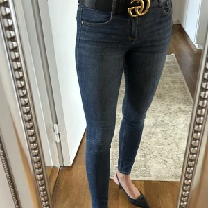 Jeans Zara - Fina jeans. Lite slitage kan förekomma för mer info se bild. Tyvärr så har den inte kommit till så stor användning för mig och hoppas att den får en ny ägare.  Kommer ifrån ett rök och djurfritt hem!