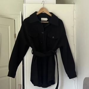 Svart höstjacka med skärp  - Säljer denna fina höst kappa med skärp. Den är i bra kvalite. Storlek 34  Köpare står dör frakten✨🩷