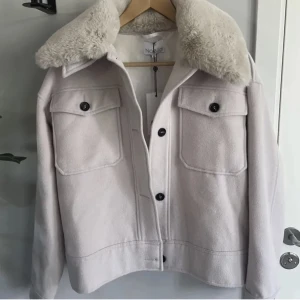 Kappa 💘 - Superfin Noella kappa i bra kvalitet men som inte kommer till användning längre💘Använd förra hösten💘 hittar inte nån storlek på den men jag skulle säga S. Fluffet på kragen går att ta av och på! 500 ink frakten!  Skriv för fler frågor! 💘