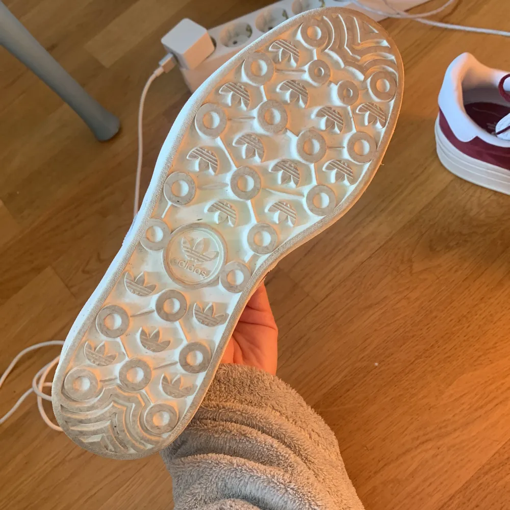 Ett par vinröda adidas platå gazelle sneakers i jättefint skick, köpta i somras men ej kommit till användning speciellt mycket (ändats 2 gånger). Skor.