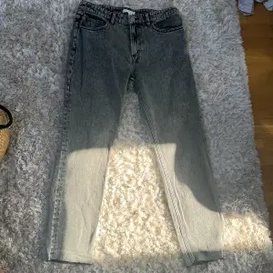 Hej säljer några jätte fina jeans från hm i storlek 165🙌 Kontakta vid minsta fundering🌟