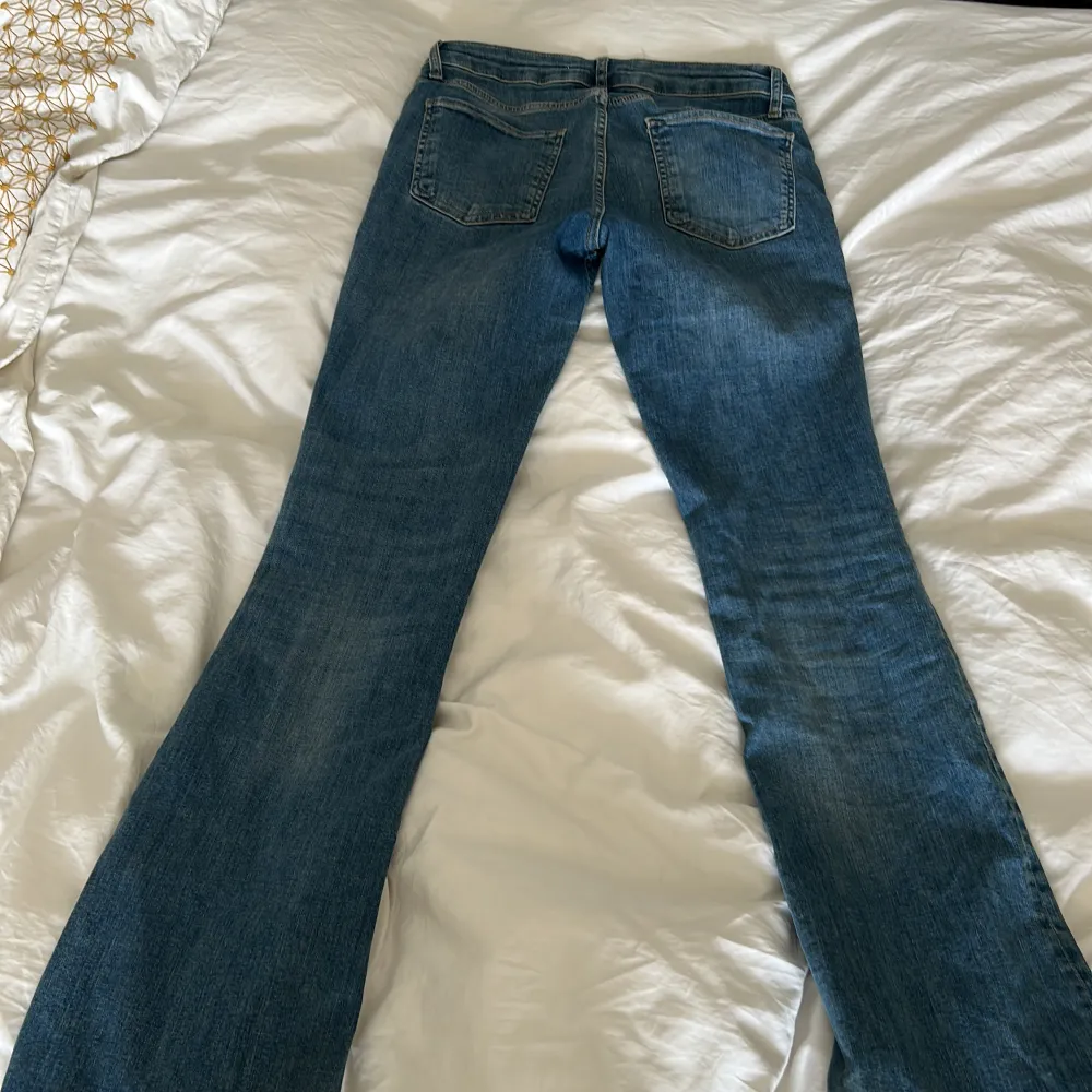 Zara jeans som är lågmidjade och bootcut! Jättesköna💙. Jeans & Byxor.