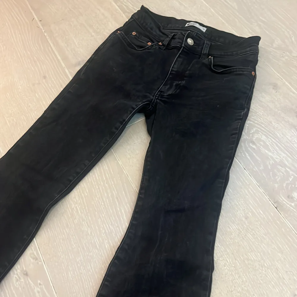 säljer mina svarta bootcout jeans från gina i storlek 32. säljer pågrund av att dom tyvär blivit för små, dom sitter annars super fint. super fint skick! . Jeans & Byxor.
