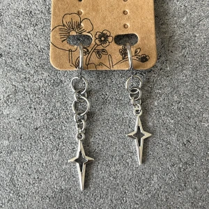 Örhängen - Klicka inte på köp nu<3 Dm för att köpa, 69kr för långa, 62 för korta  eller 119kr/par, går även att kombinera som 2 långa (129kr/par) eller 2 korta (109kr/par) dm vid eventuella frågor~